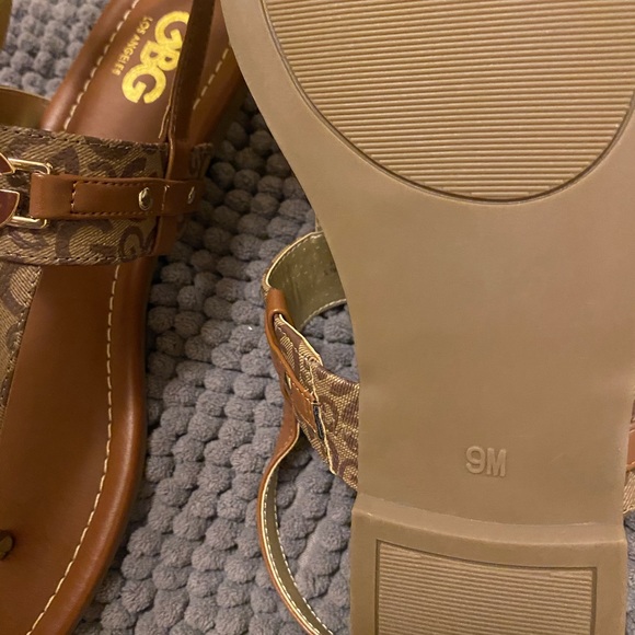 Guess Sandals! 🩴 - Picture 3 of 4